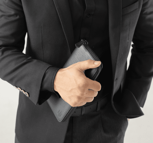 Gợi ý cách cầm ví da nam cầm tay chuẩn outfit, bắt trend thời trang