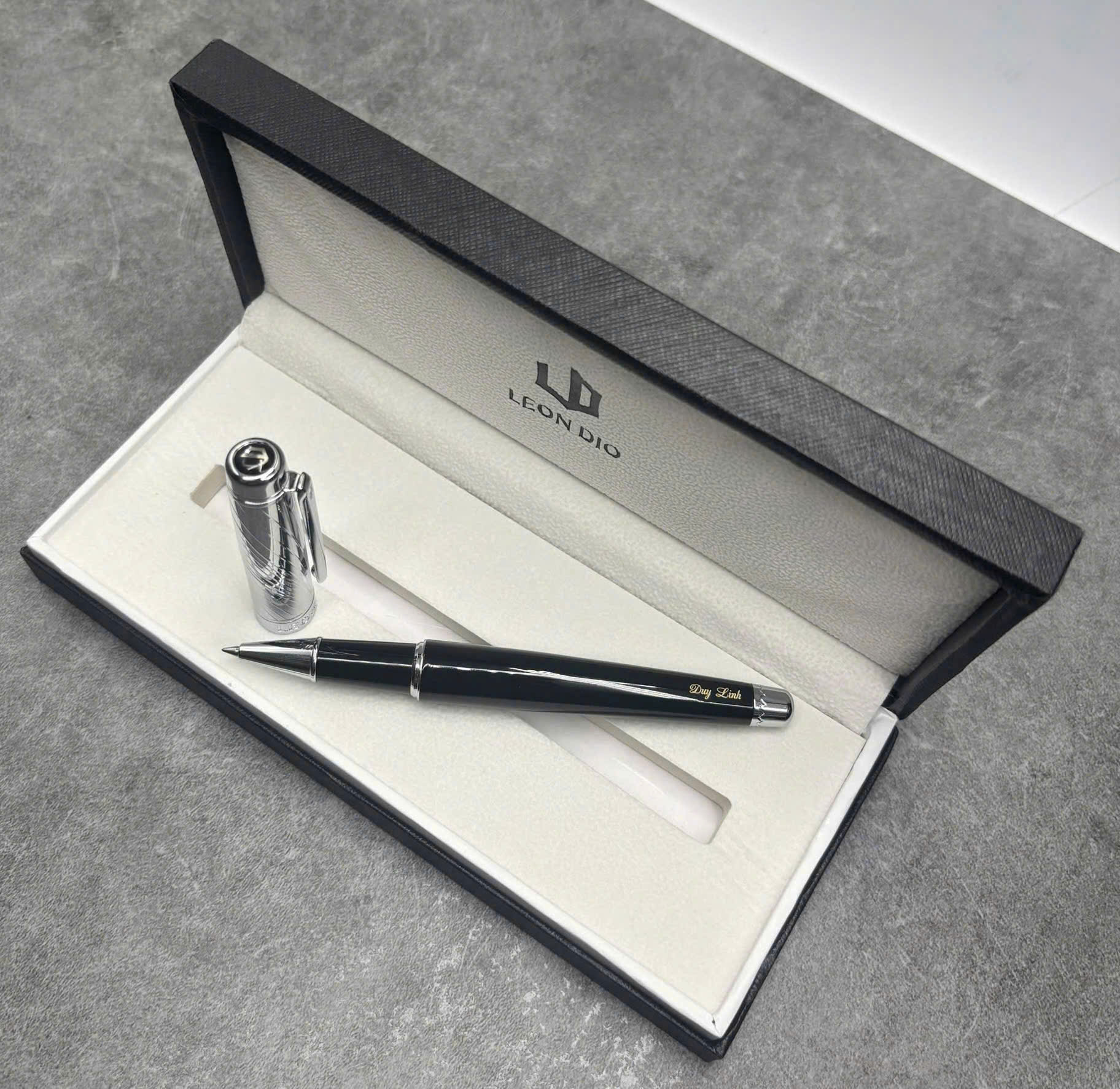 GiftSet Cao Cấp Sang Trọng Sổ Leon Dio Người Lái Đò - Bút Elite Air Platinum thumbnail 4